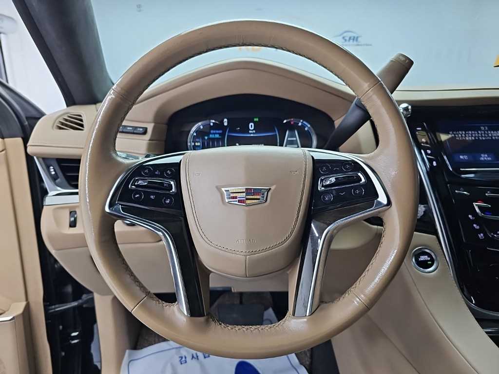 Cadillac Escalade — photo 09