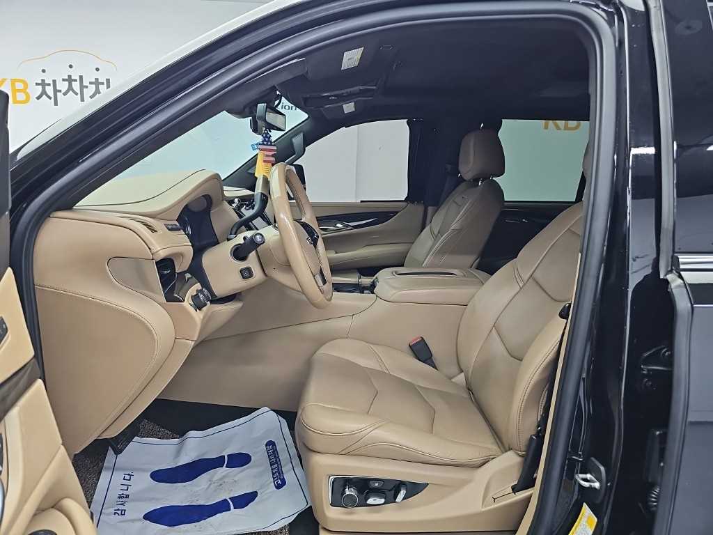 Cadillac Escalade — photo 11