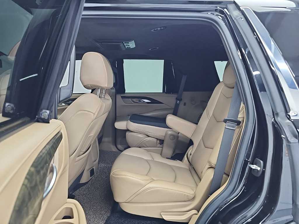 Cadillac Escalade — photo 12