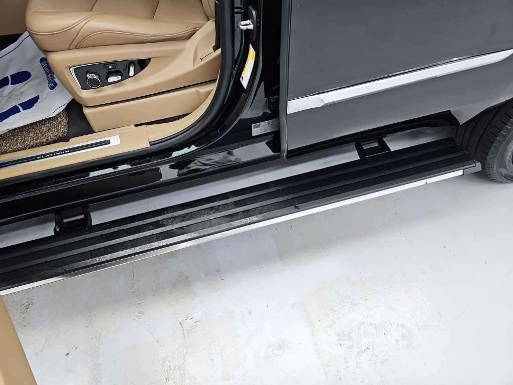 Cadillac Escalade — photo 13