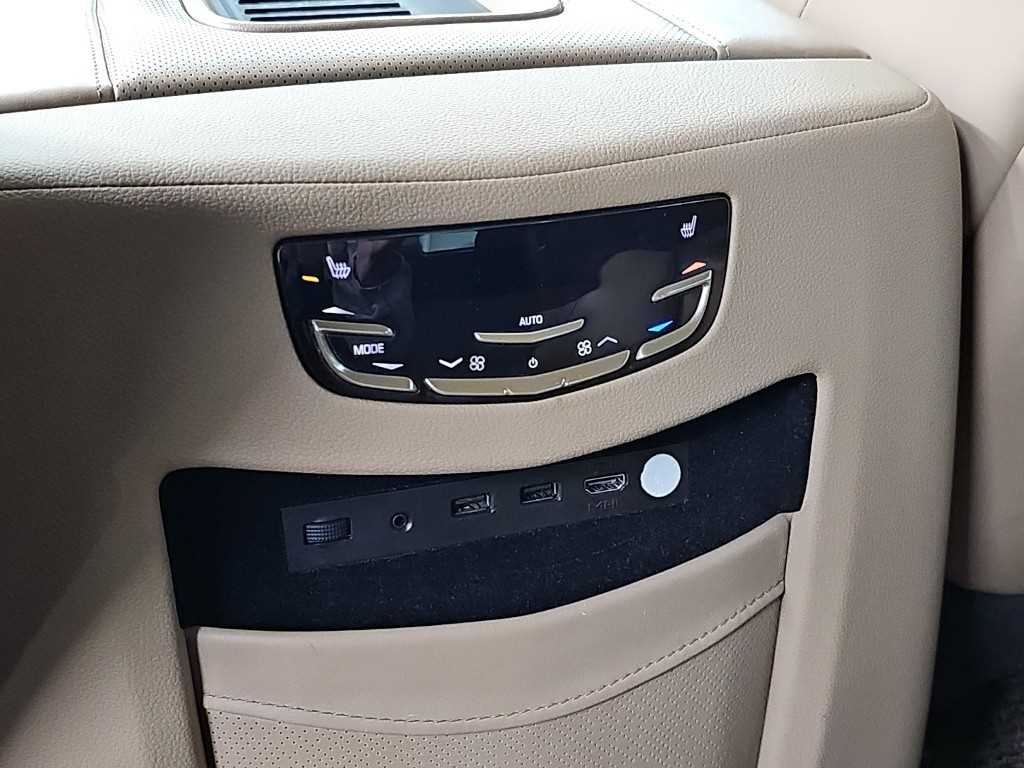 Cadillac Escalade — photo 15