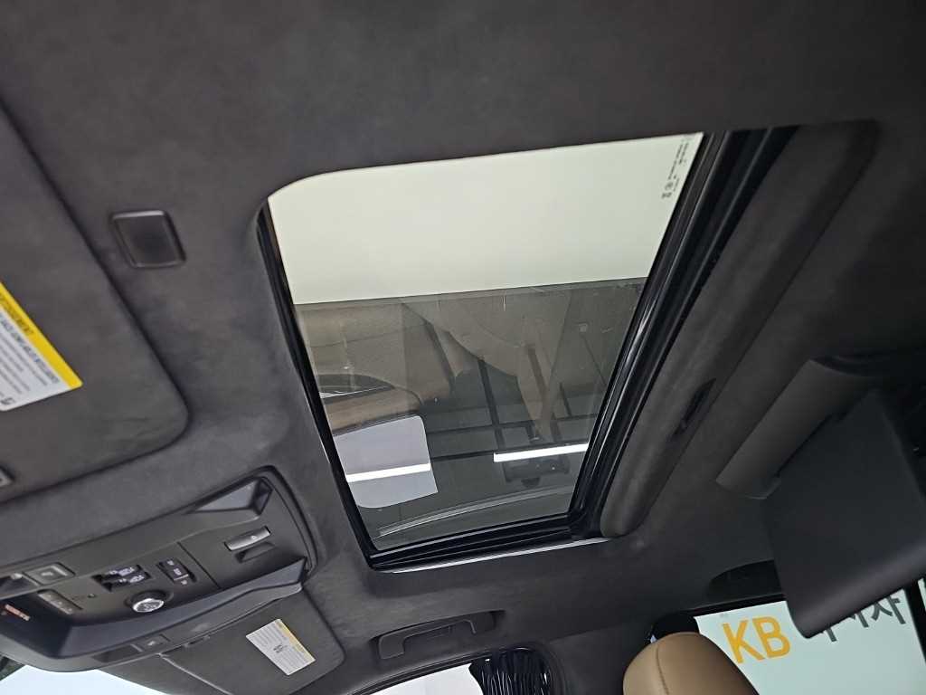 Cadillac Escalade — photo 16