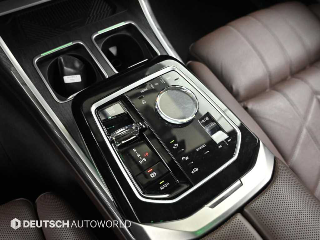 BMW 7-Series — photo 09
