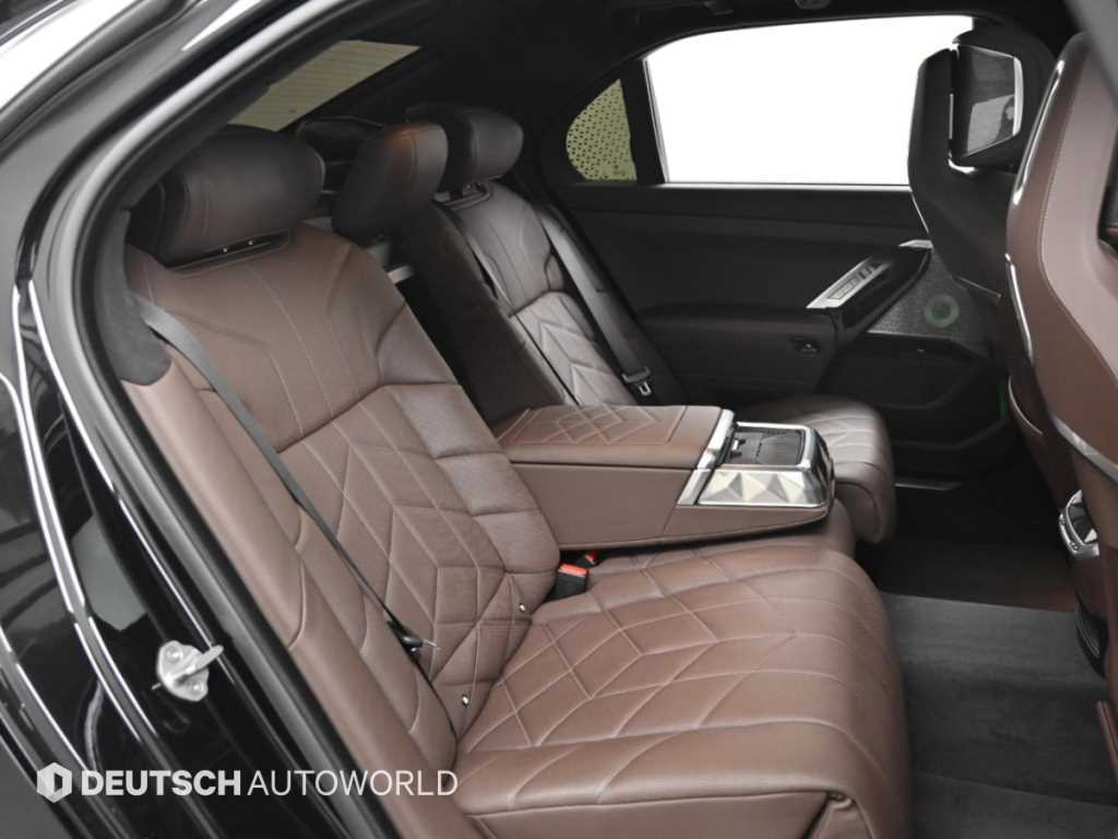 BMW 7-Series — photo 12