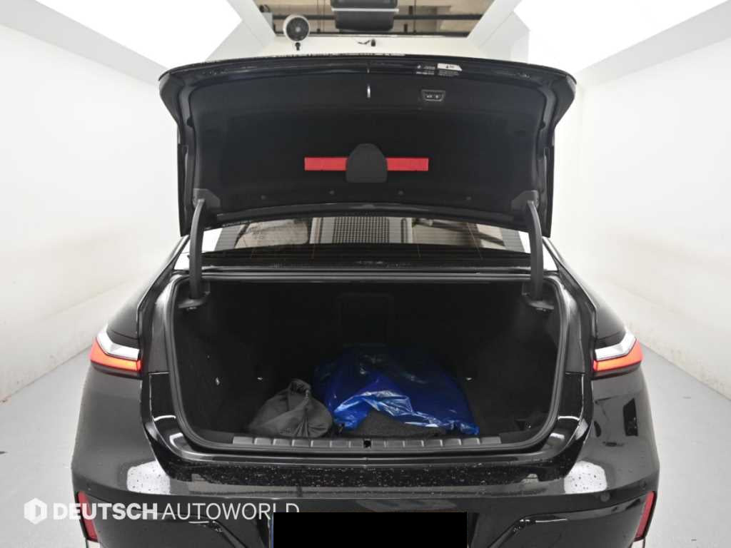 BMW 7-Series — photo 19