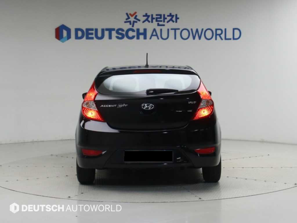 Hyundai Accent — photo 04