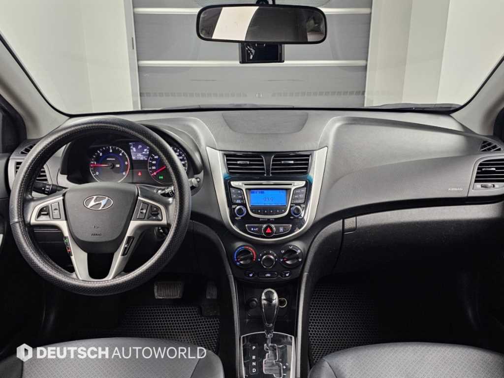 Hyundai Accent — photo 07