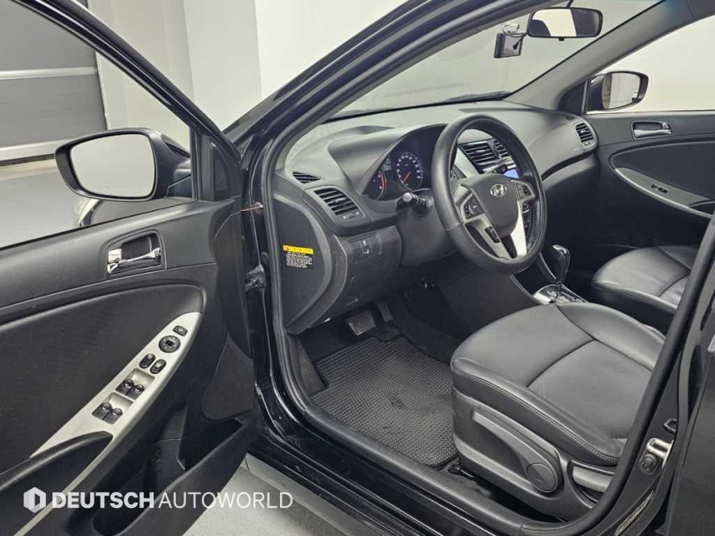 Hyundai Accent — photo 11