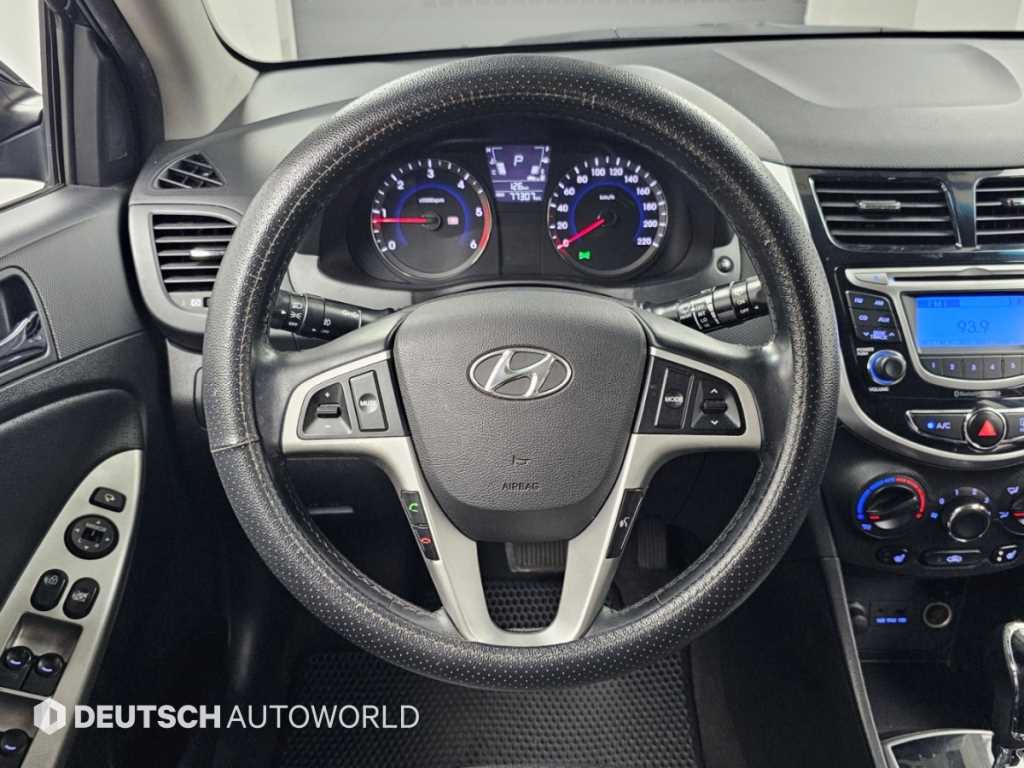 Hyundai Accent — photo 13