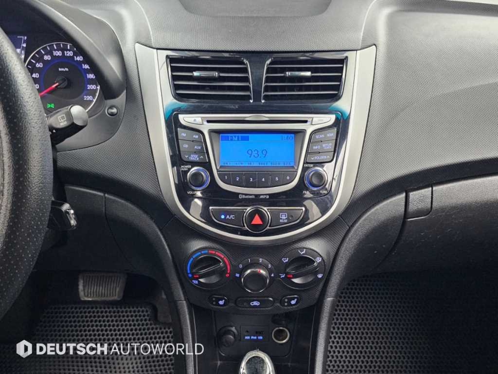 Hyundai Accent — photo 14