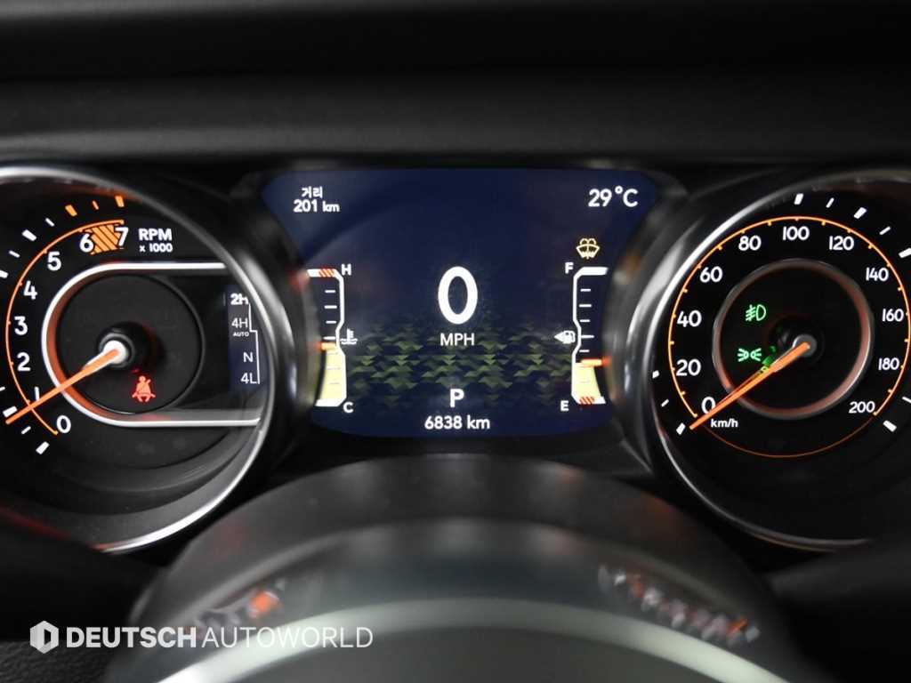 Jeep Wrangler — photo 08