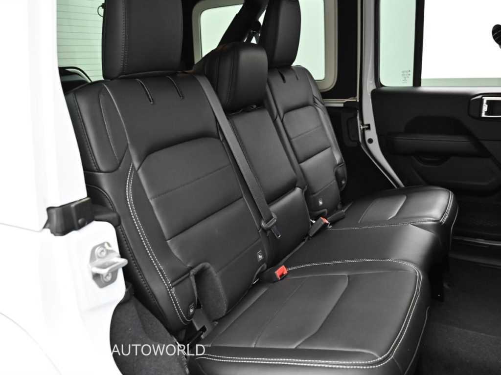 Jeep Wrangler — photo 12