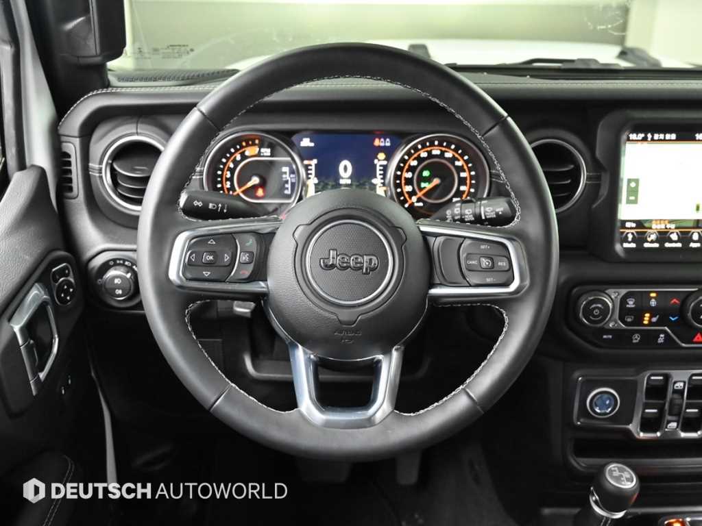 Jeep Wrangler — photo 13