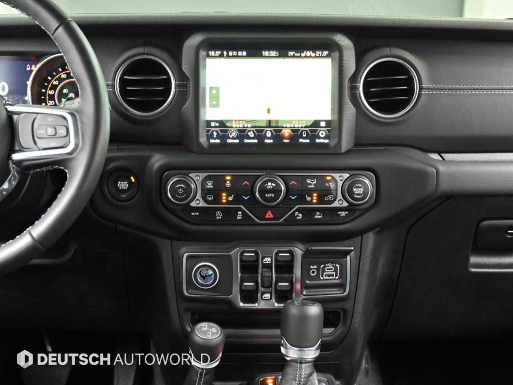 Jeep Wrangler — photo 14
