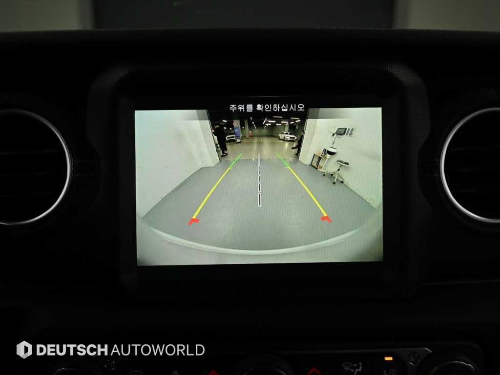 Jeep Wrangler — photo 15