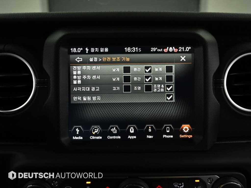 Jeep Wrangler — photo 17