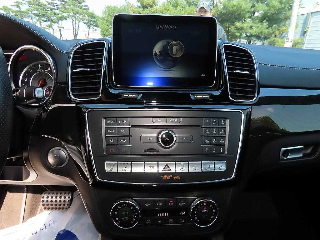 Mercedes-Benz GLE-Class — photo 12