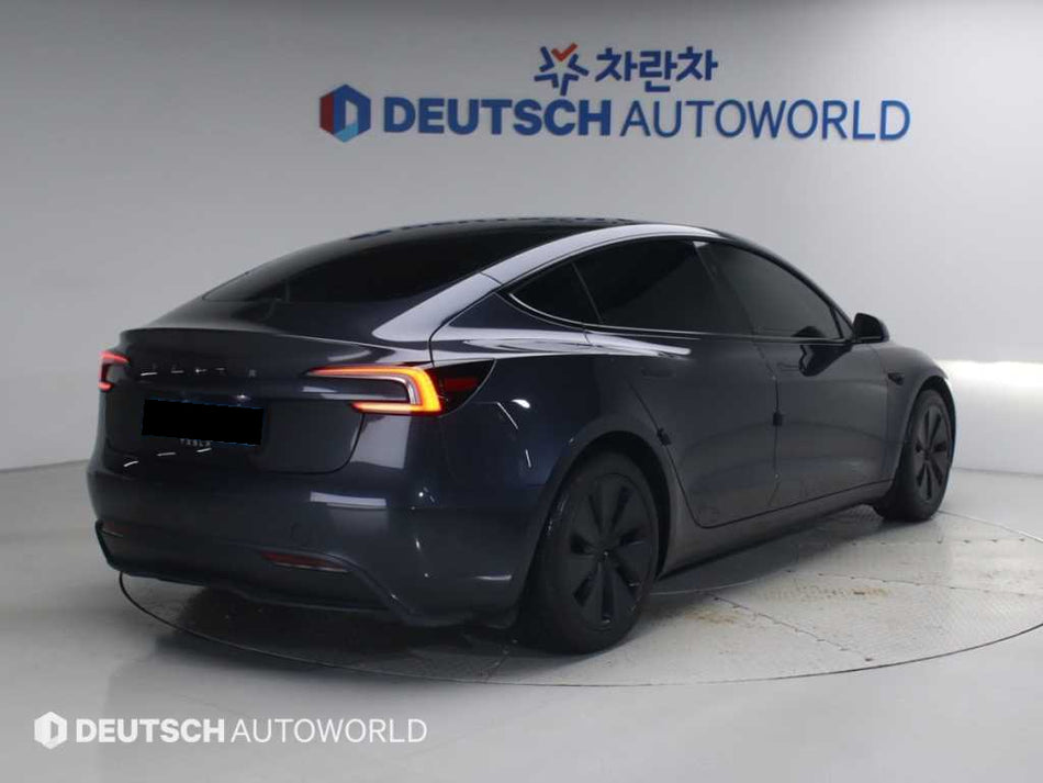 Tesla Model 3 — photo 02
