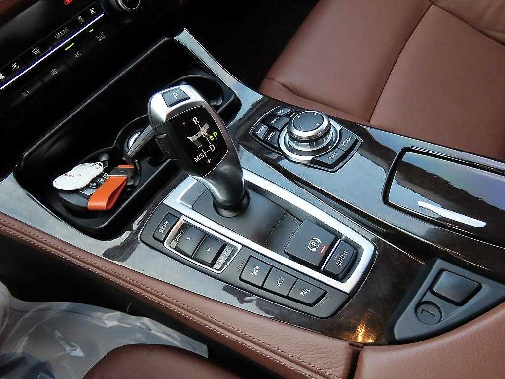 BMW 5-Series — photo 11