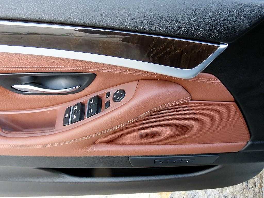 BMW 5-Series — photo 12