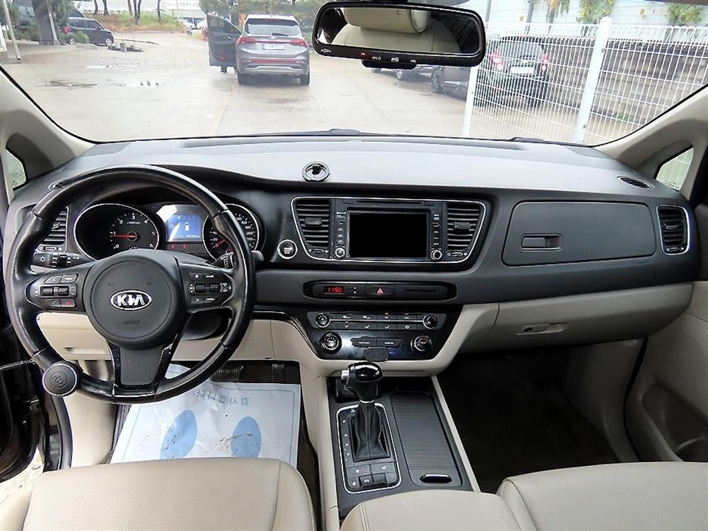 Kia Carnival — photo 09