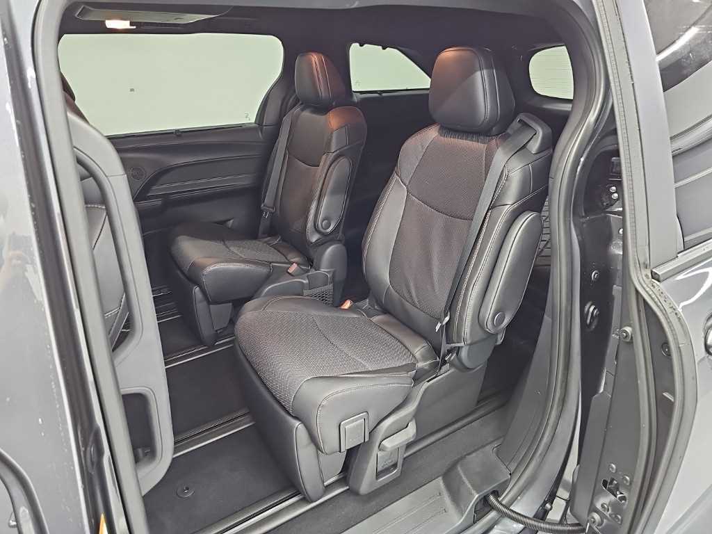 Toyota Sienna — photo 12