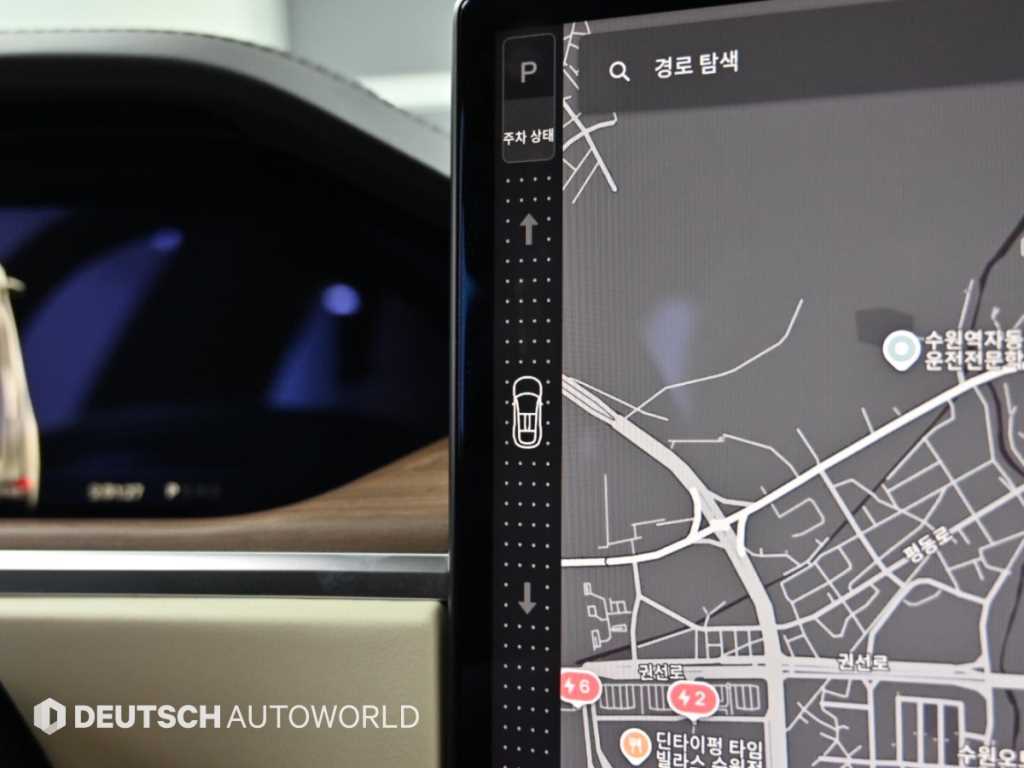 Tesla Model X — photo 09