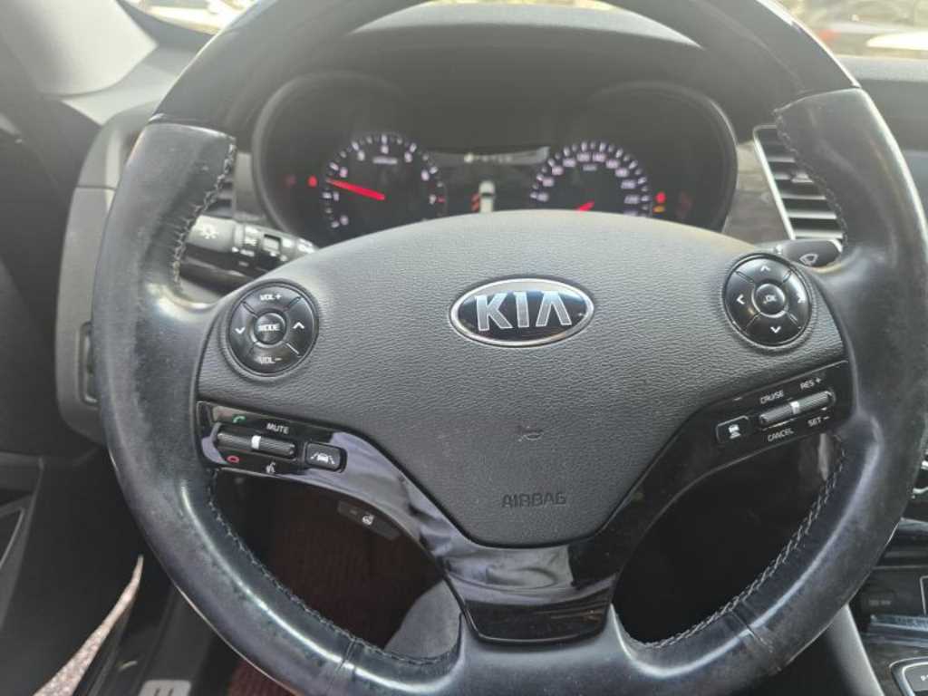 Kia K9 — photo 13