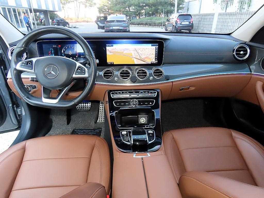 Mercedes-Benz E-Class — photo 07