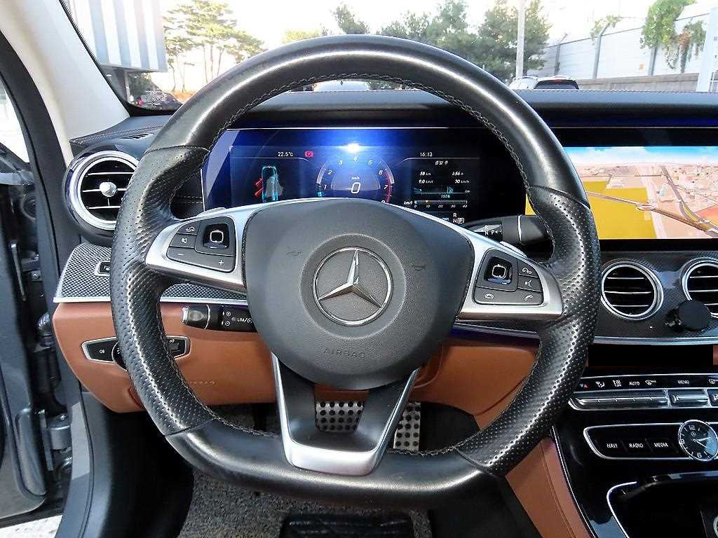 Mercedes-Benz E-Class — photo 08