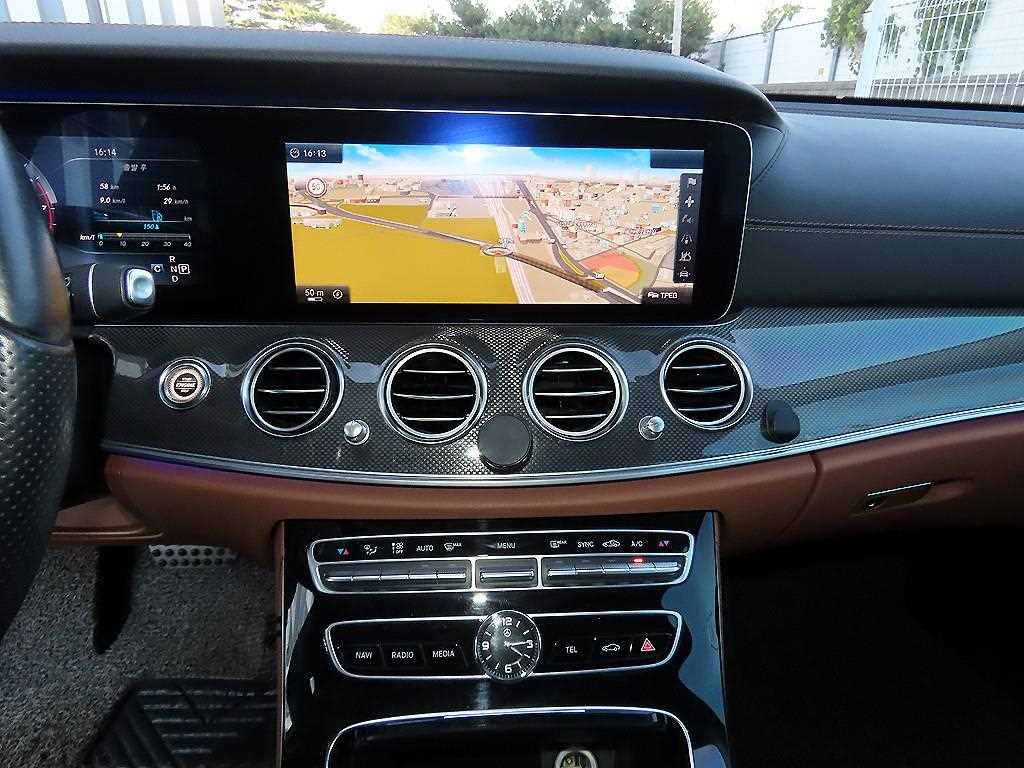 Mercedes-Benz E-Class — photo 14