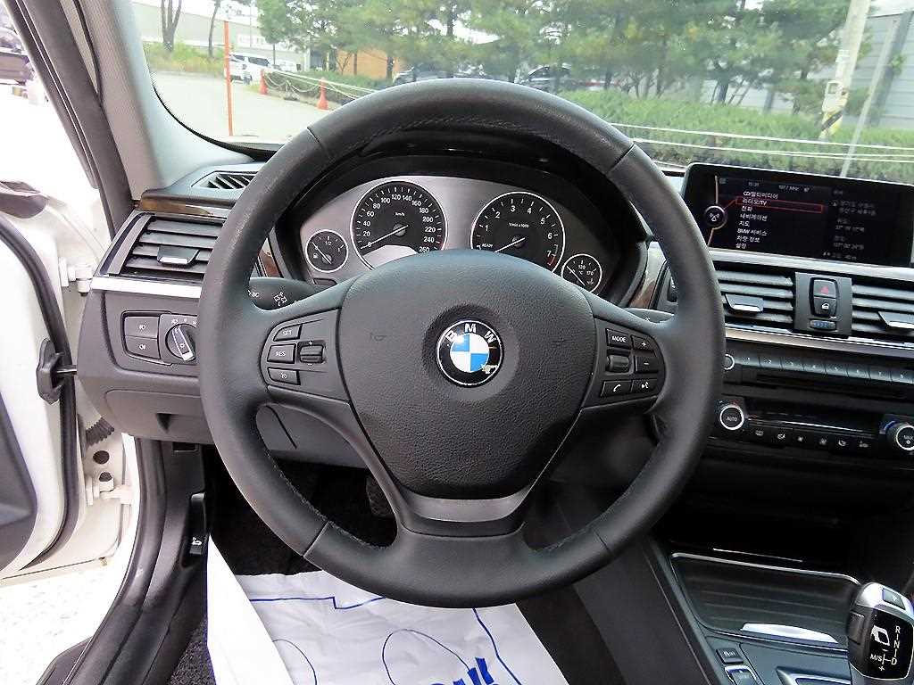 BMW 3-Series — photo 08