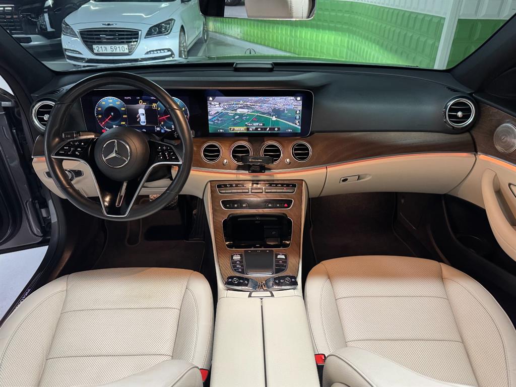 Mercedes-Benz E-Class — photo 08