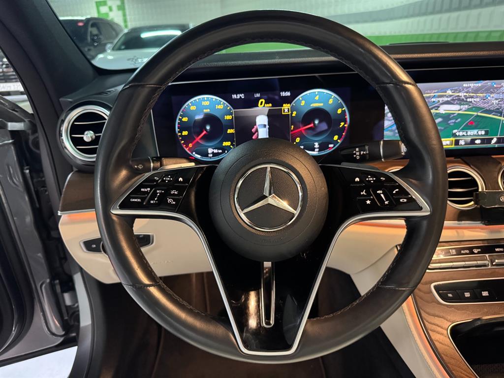 Mercedes-Benz E-Class — photo 09