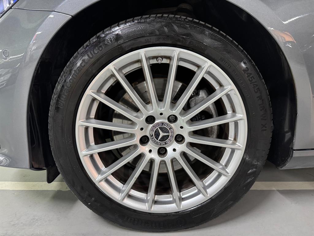 Mercedes-Benz E-Class — photo 19