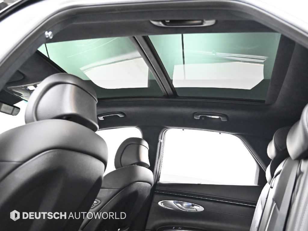 Genesis GV70 — photo 18