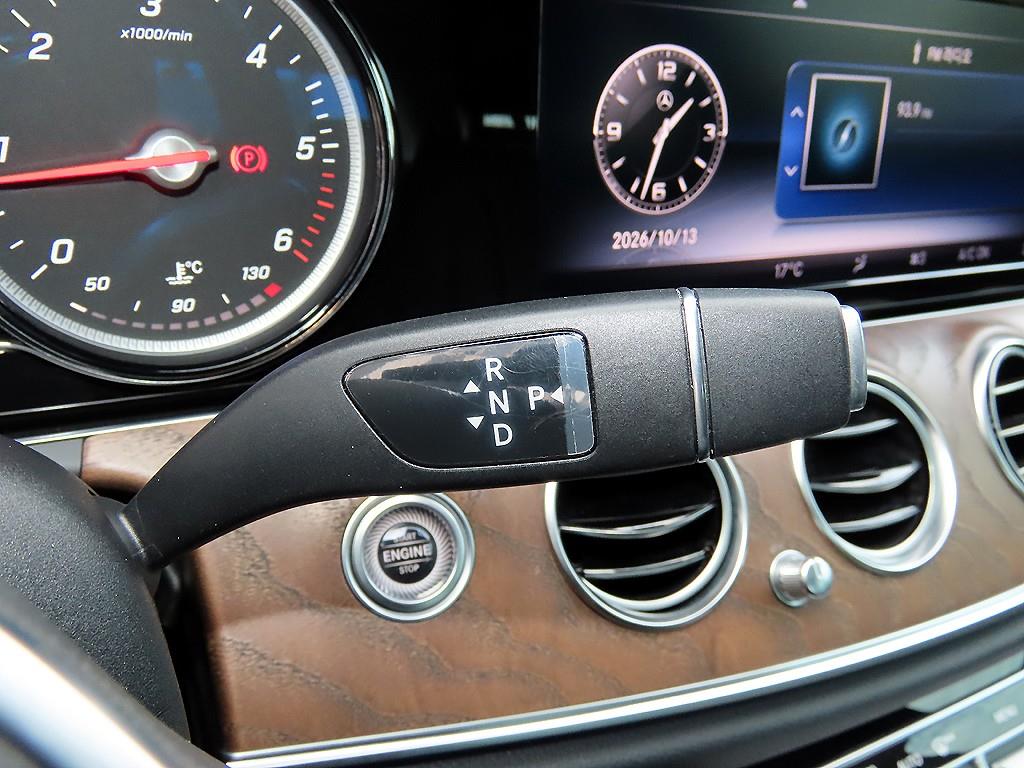 Mercedes-Benz E-Class — photo 10