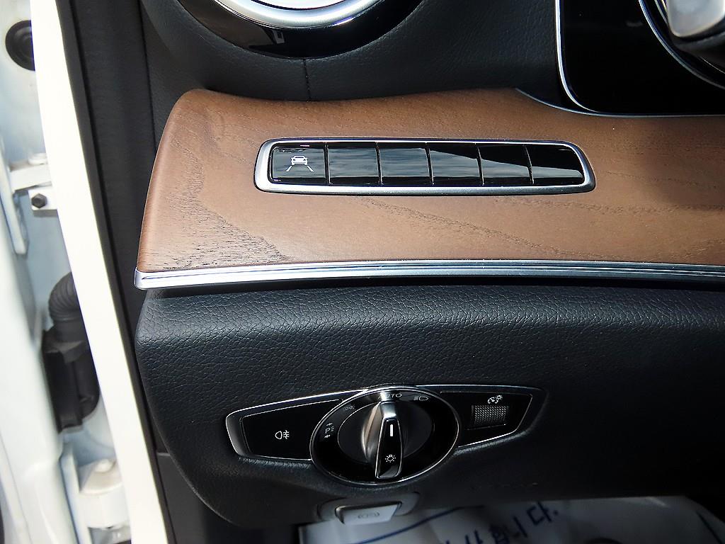 Mercedes-Benz E-Class — photo 11