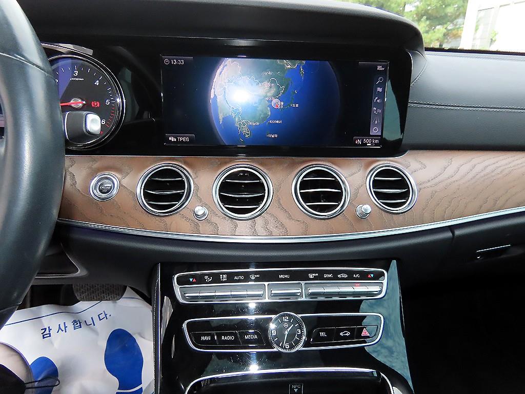 Mercedes-Benz E-Class — photo 13