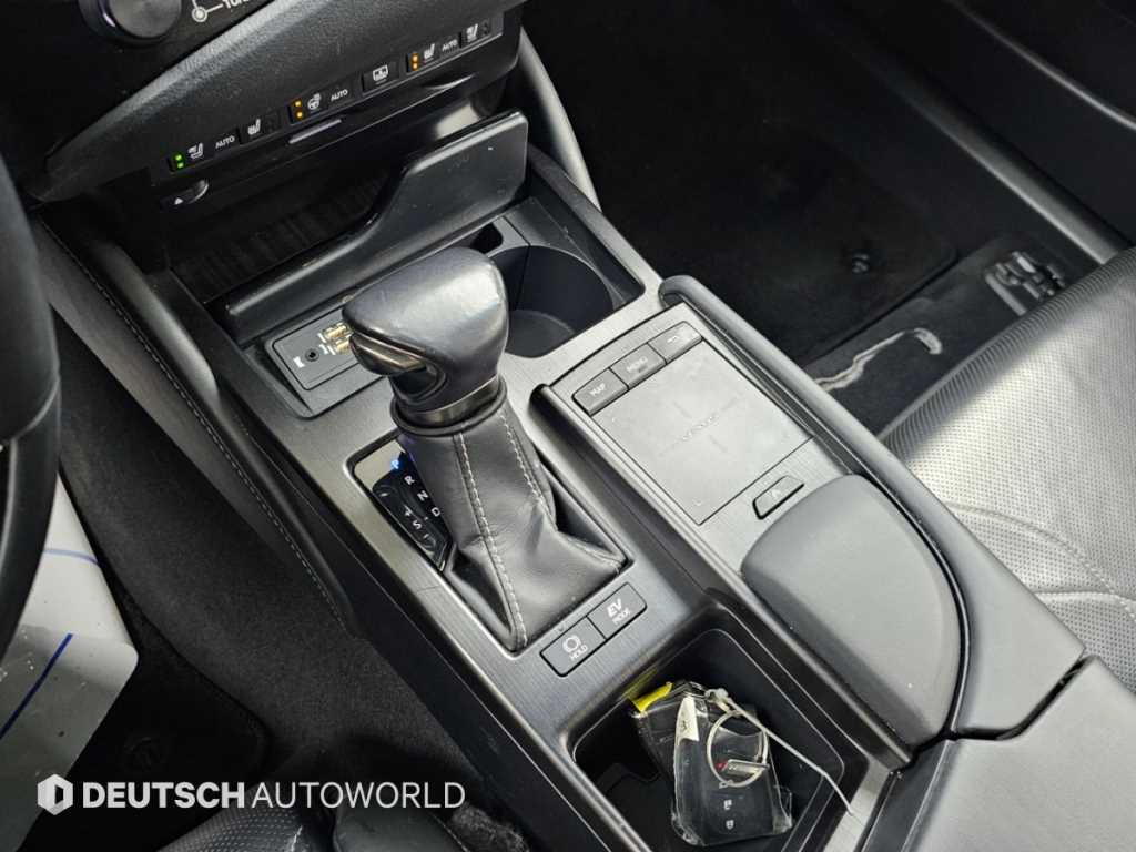 Lexus ES — photo 09