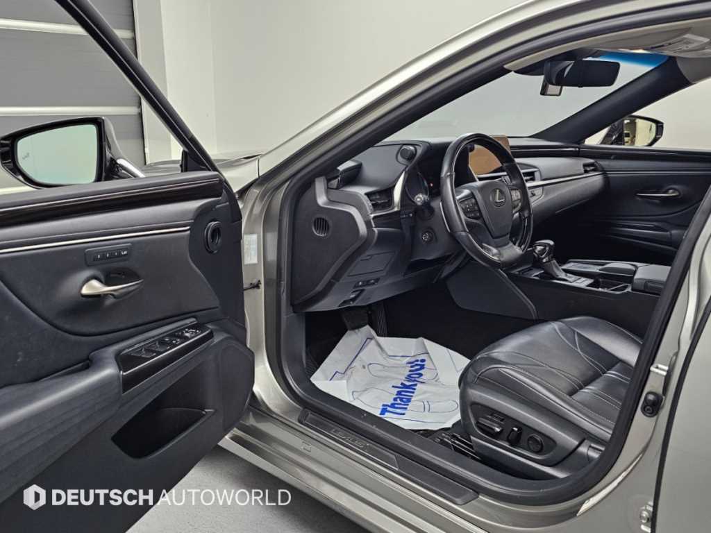 Lexus ES — photo 11