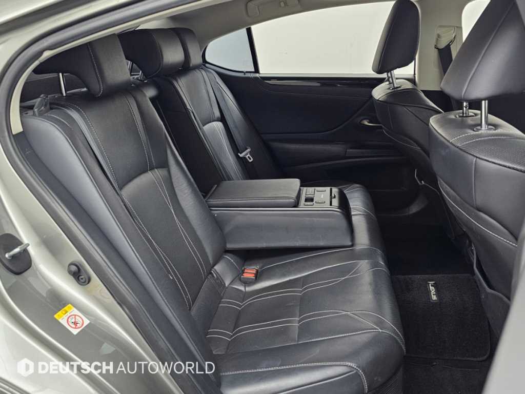 Lexus ES — photo 12