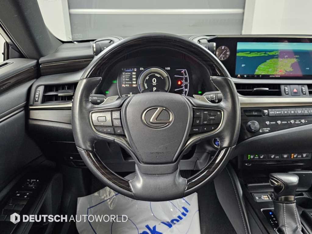 Lexus ES — photo 13