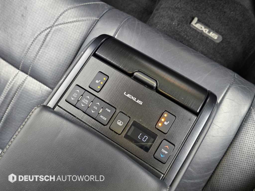Lexus ES — photo 16