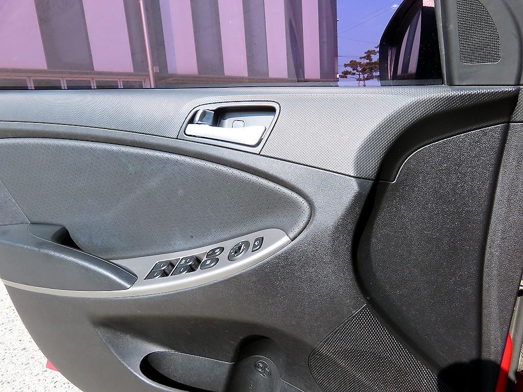 Hyundai Accent — photo 11