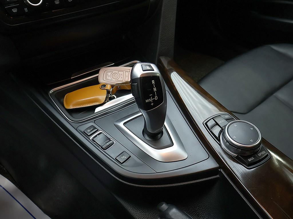 BMW 3-Series — photo 10