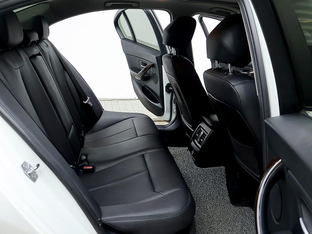 BMW 3-Series — photo 12