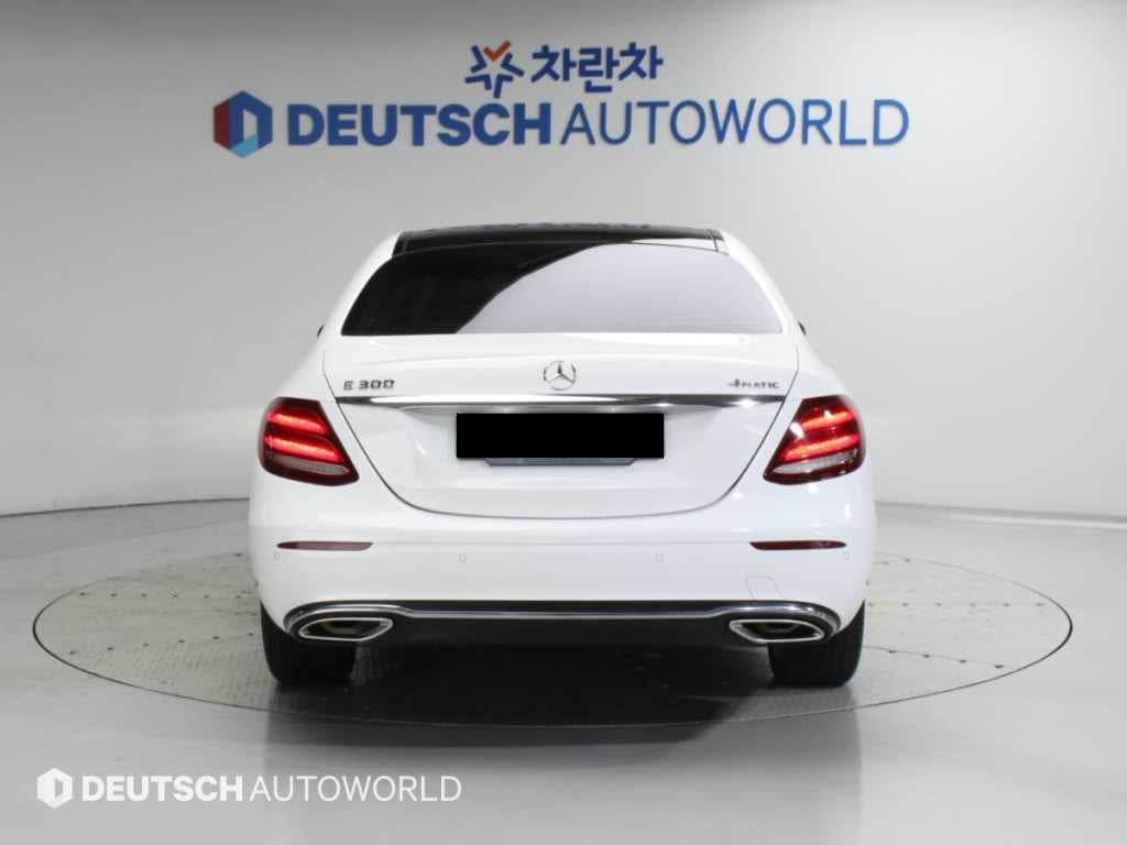 Mercedes-Benz E-Class — photo 04