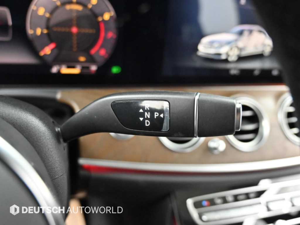 Mercedes-Benz E-Class — photo 09