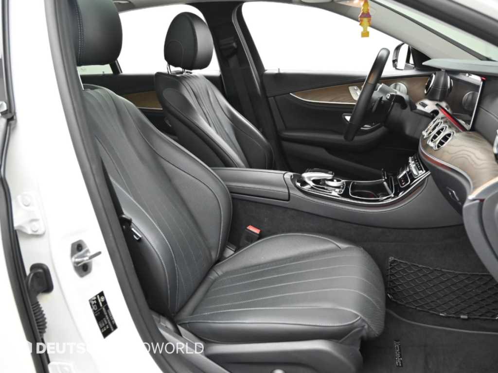 Mercedes-Benz E-Class — photo 10